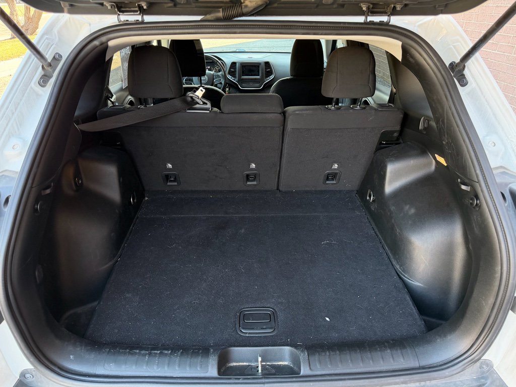 Used 2019 Jeep Cherokee Latitude w/ Cold Weather Group image 10