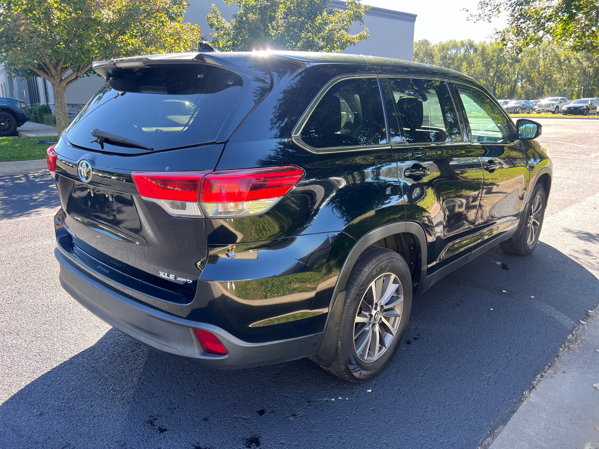 Used 2019 Toyota Highlander XLE AWD/4WD image 6