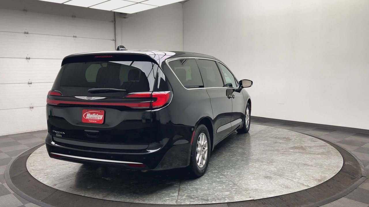 Used 2024 Chrysler Pacifica Touring-L FWD image 38