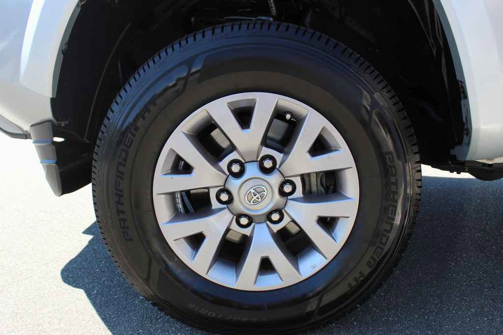 Used 2016 Toyota Tacoma SR5 w/ SR5 Appearance Package (SN) image 30