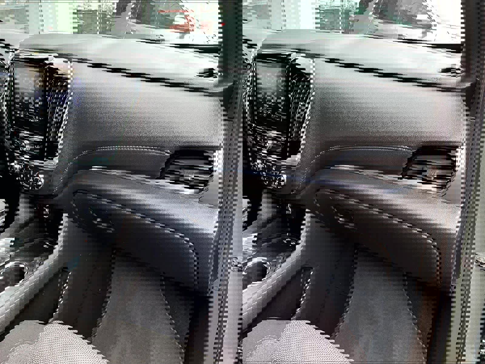 Used 2023 Chevrolet Traverse LT image 13