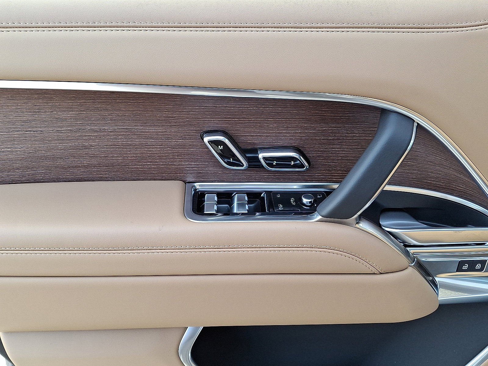 New 2025 Land Rover Range Rover Long Wheelbase SE image 4