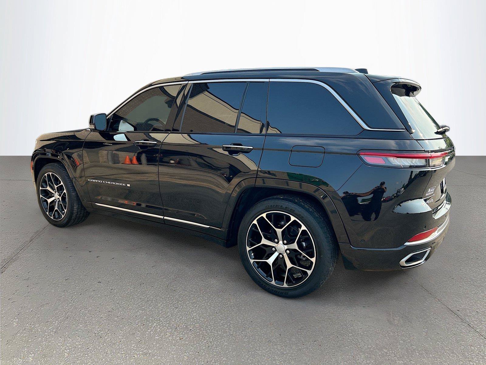 Used 2023 Jeep Grand Cherokee Summit AWD/4WD image 6
