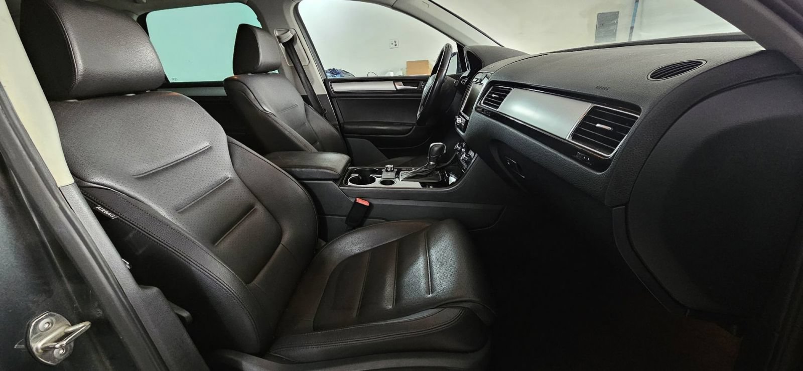 Used 2011 Volkswagen Touareg Sport AWD/4WD image 15