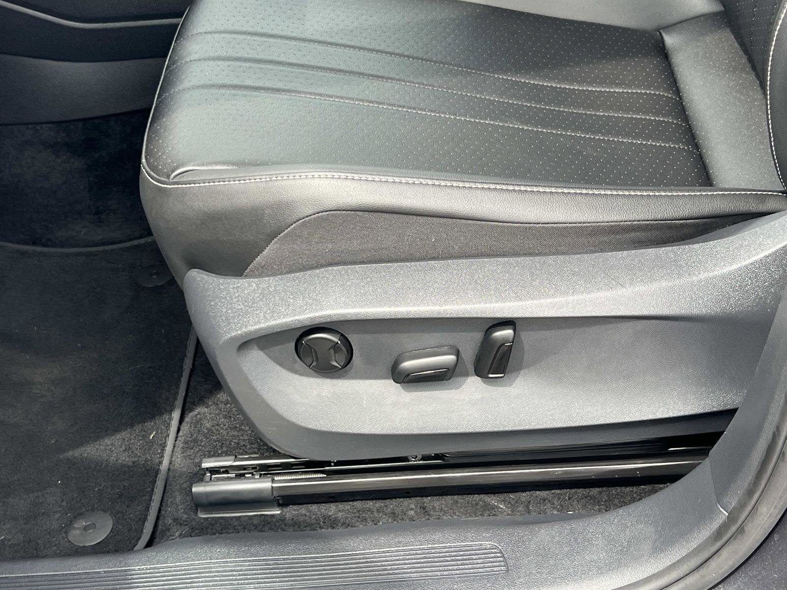 Certified 2023 Volkswagen Tiguan SE image 17