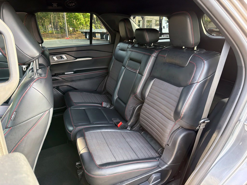 Used 2025 Ford Explorer ST-Line w/ ST-Line Street Pack AWD/4WD image 19