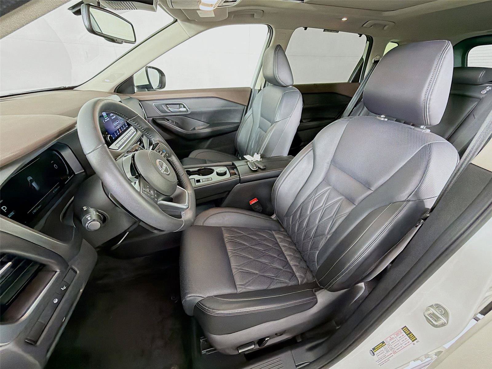 Used 2023 Nissan Rogue Platinum w/ Platinum Premium Package AWD/4WD image 2