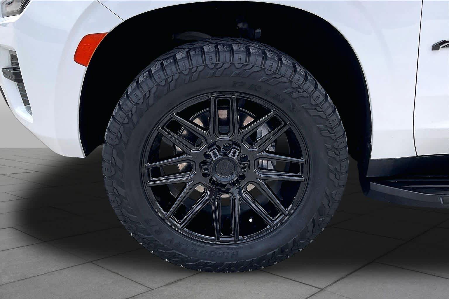 Used 2024 GMC Yukon AT4 w/ Technology Package AWD/4WD image 11