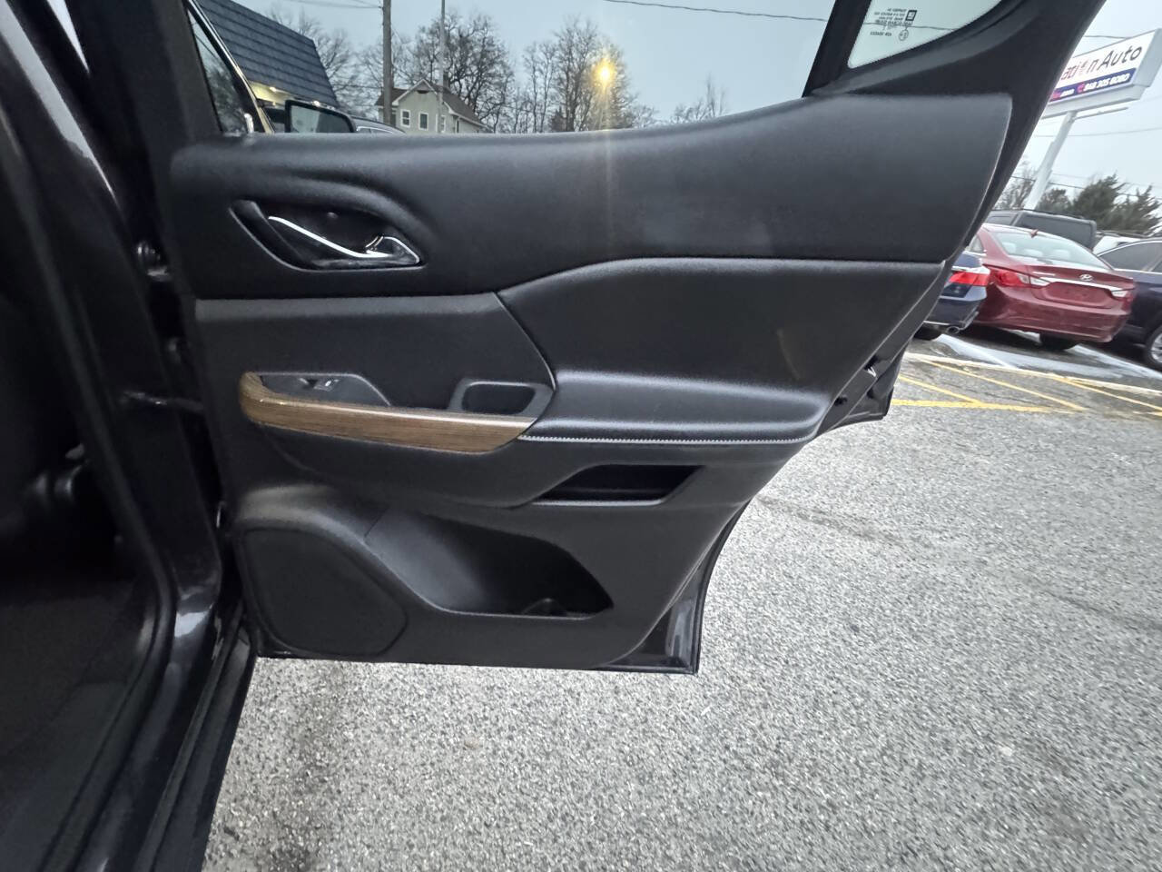 Used 2017 GMC Acadia SLE FWD image 40
