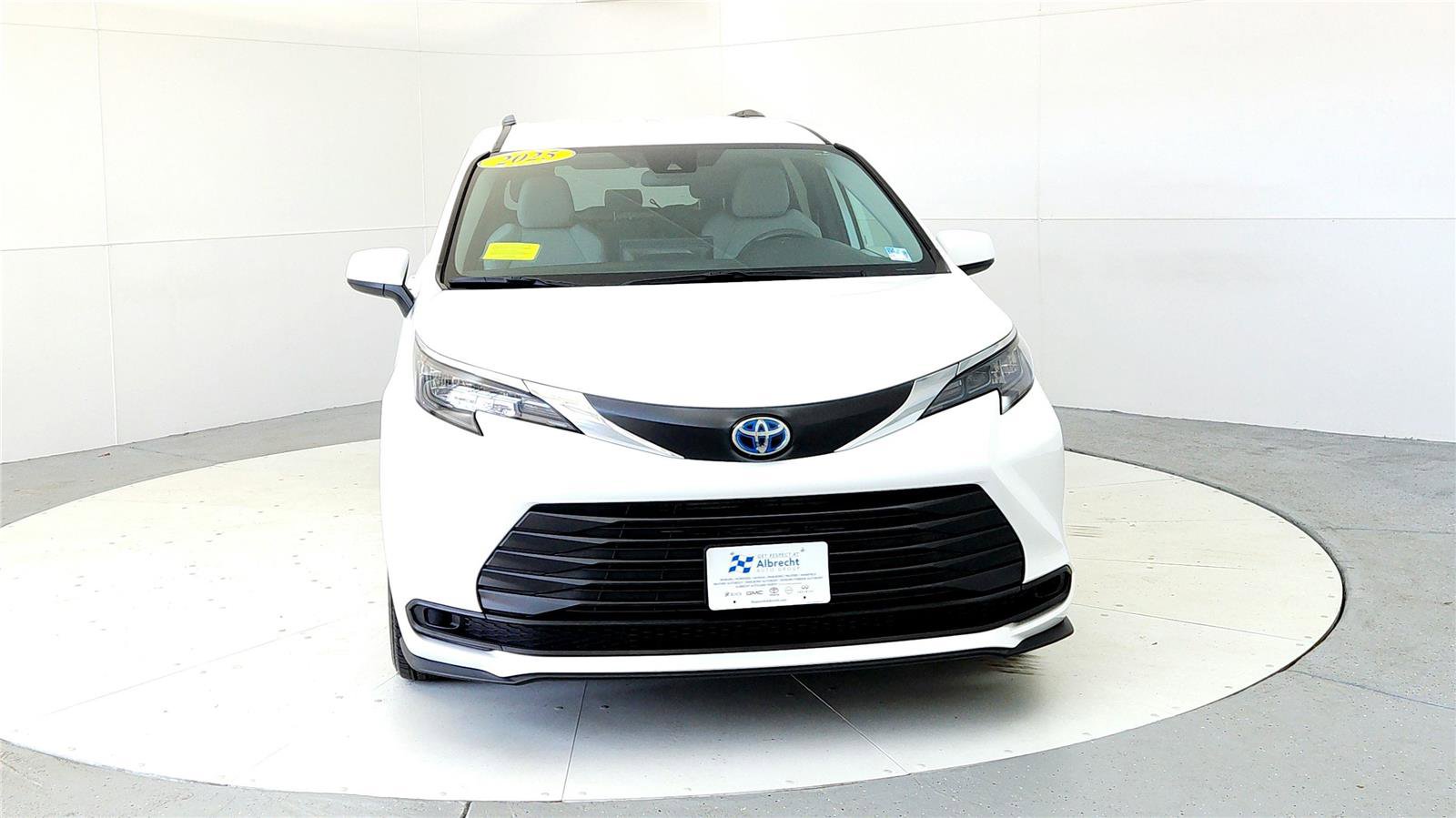 Used 2025 Toyota Sienna LE AWD/4WD image 8