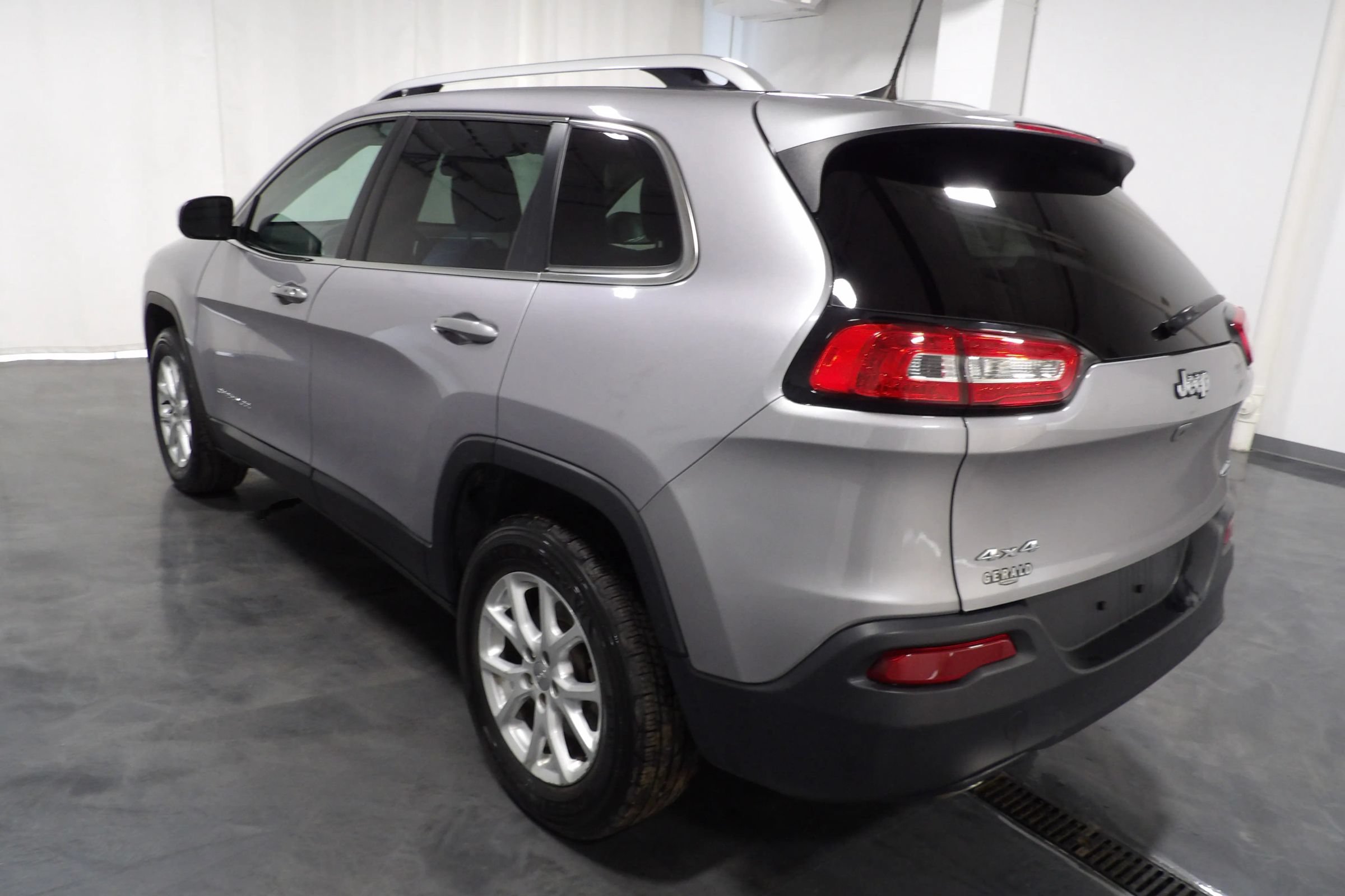 Used 2018 Jeep Cherokee Latitude Plus w/ Cold Weather Group AWD/4WD image 6