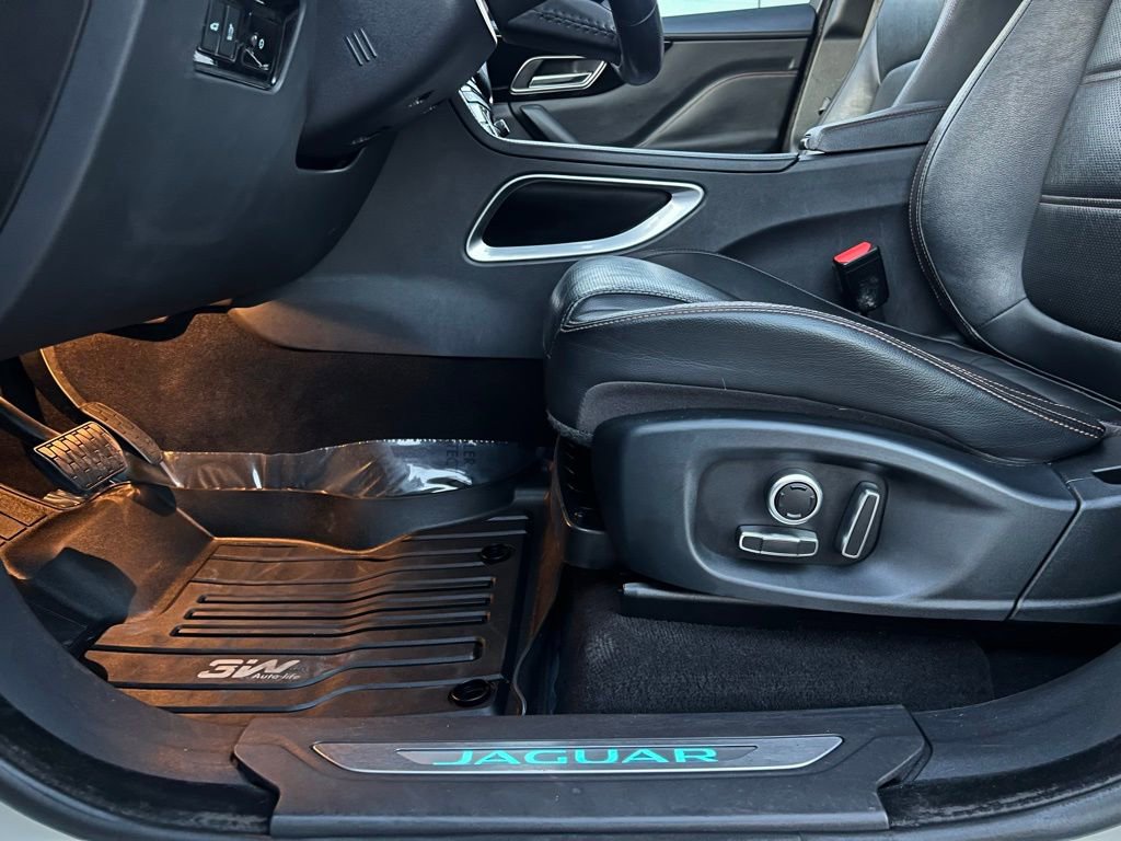 Used 2020 Jaguar F-PACE Prestige image 34