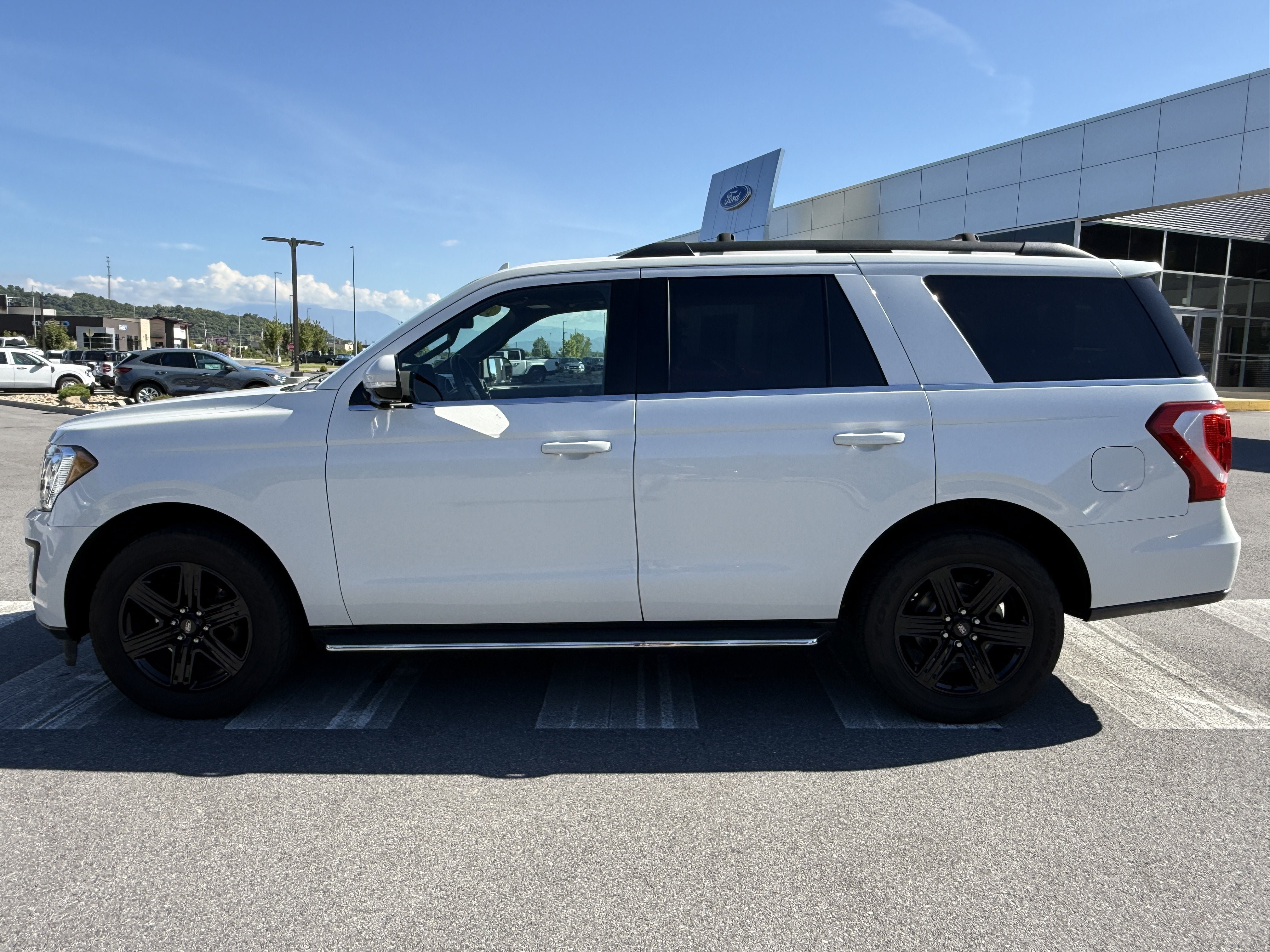 Used 2020 Ford Expedition XLT w/ Equipment Group 202A AWD/4WD image 8