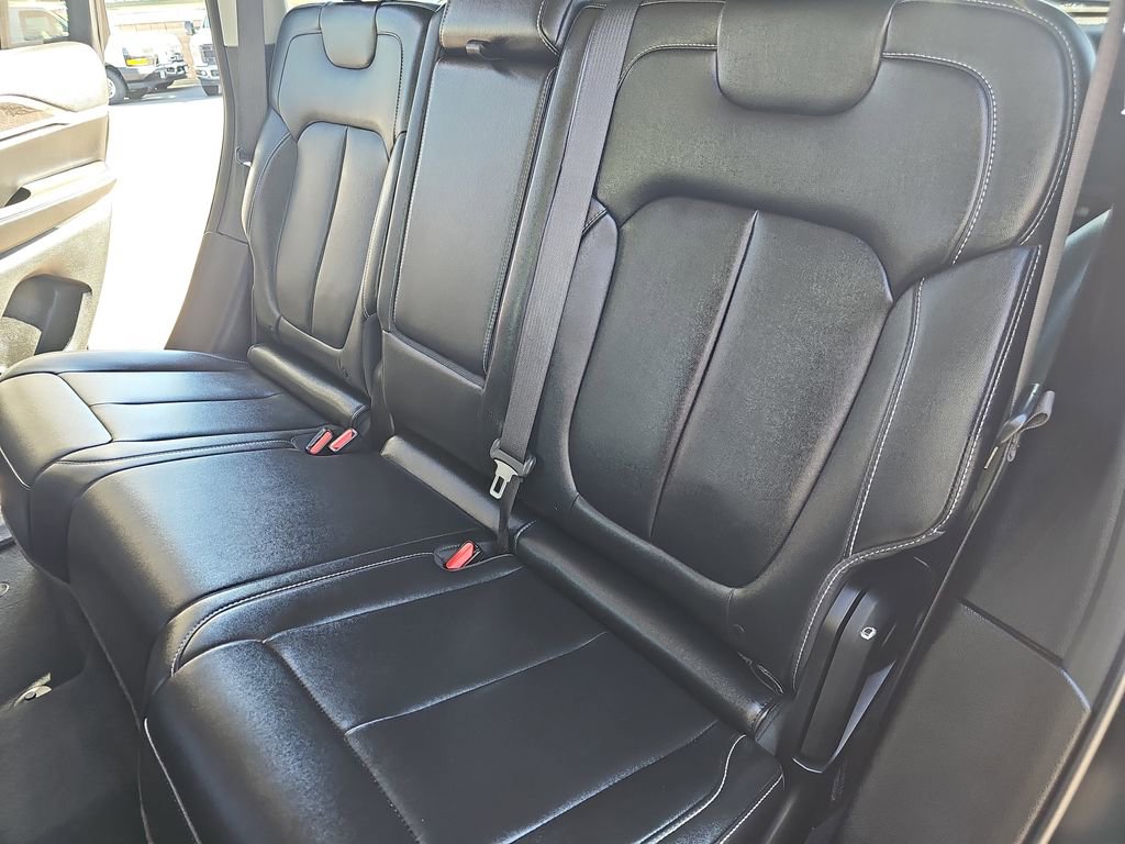 Used 2023 Jeep Grand Cherokee Limited w/ Black Appearance Package image 14