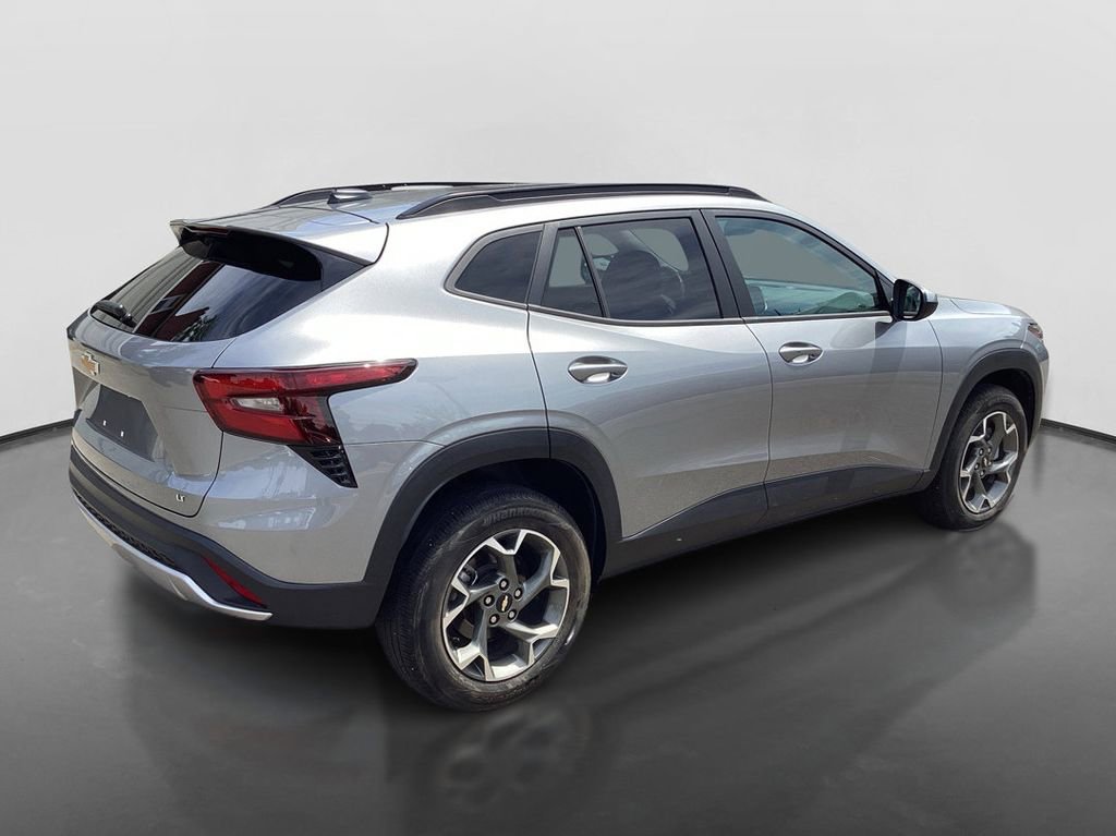 Used 2024 Chevrolet Trax LT w/ Sunroof Package FWD image 5