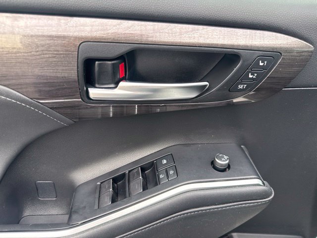 Used 2021 Toyota Highlander Platinum AWD/4WD image 18