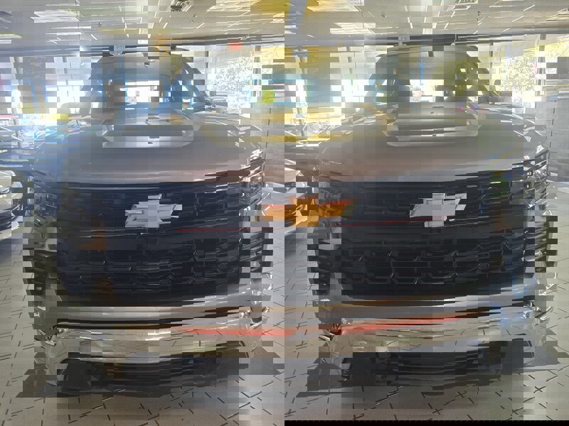 Used 2025 Chevrolet Silverado 1500 LT image 2