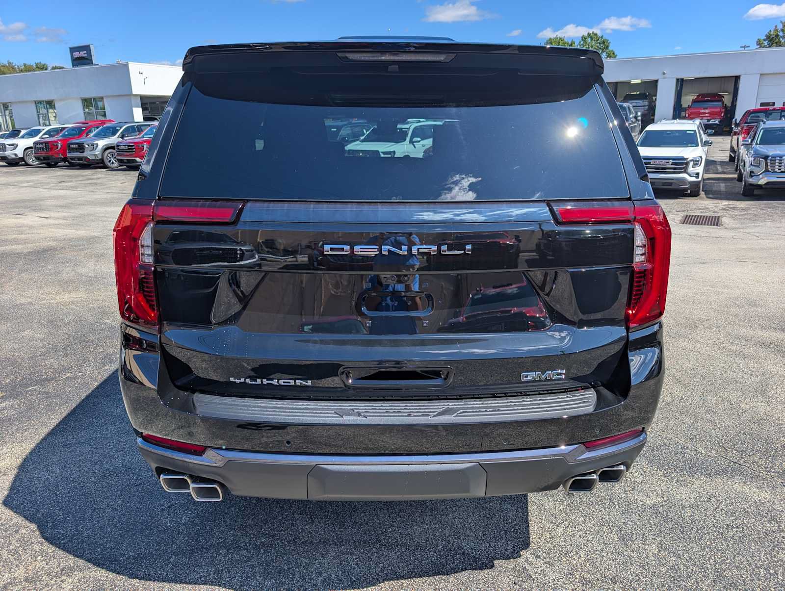 New 2026 GMC Yukon Denali Ultimate w/ LPO, Floor Liner Package AWD/4WD image 9