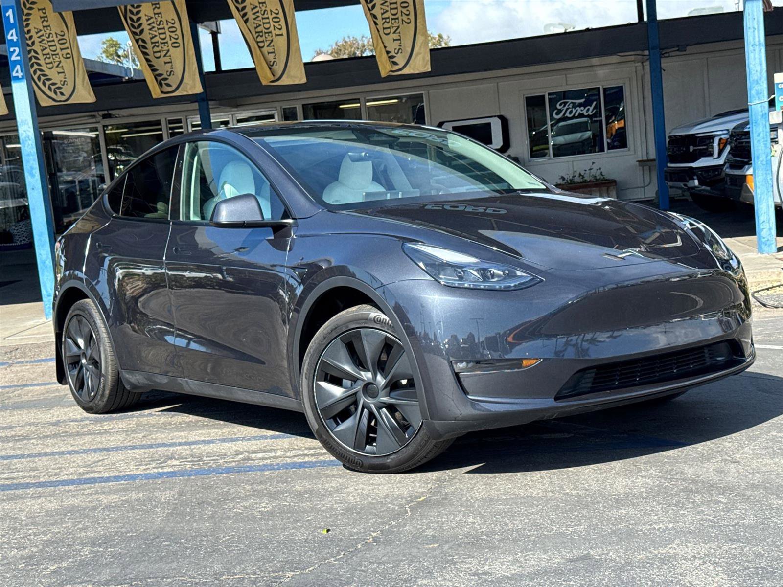 Used 2025 Tesla Model Y Long Range AWD/4WD image 2