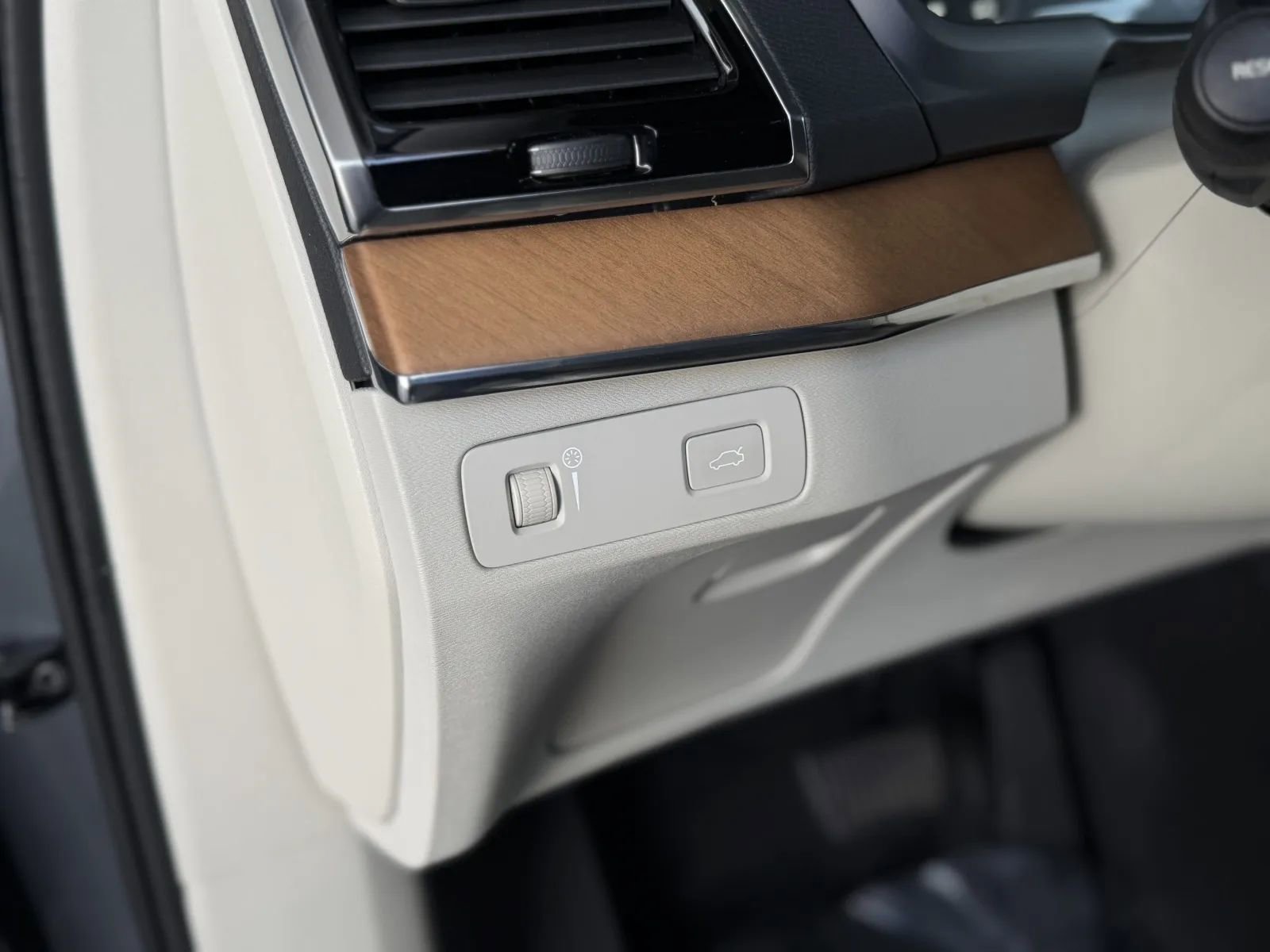 Used 2016 Volvo XC90 T6 Momentum image 28