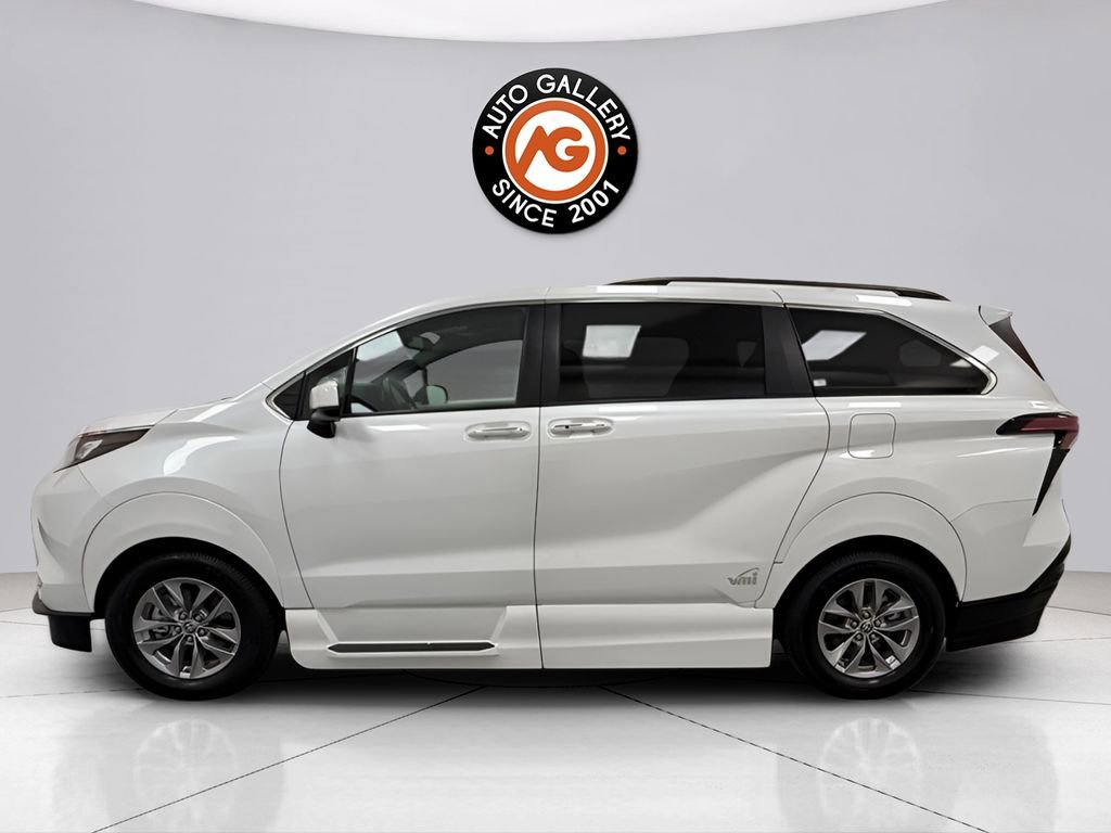 Used 2022 Toyota Sienna XLE w/ XLE Plus Package AWD/4WD image 4