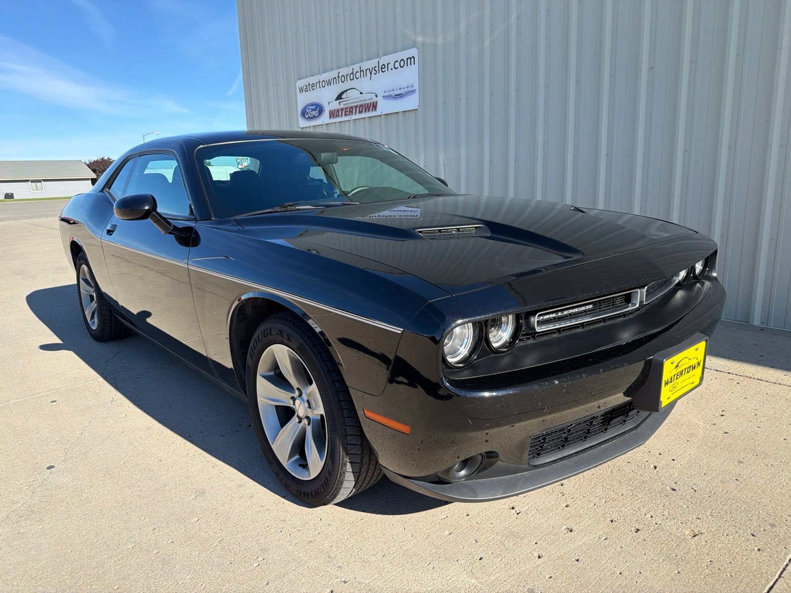 Used 2016 Dodge Challenger SXT w/ Cold Weather Group RWD image 2