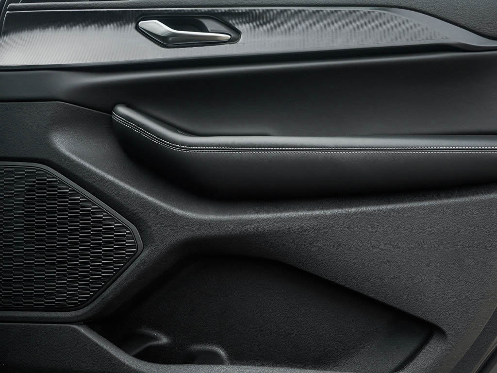 New 2025 Jeep Grand Cherokee L Laredo image 9