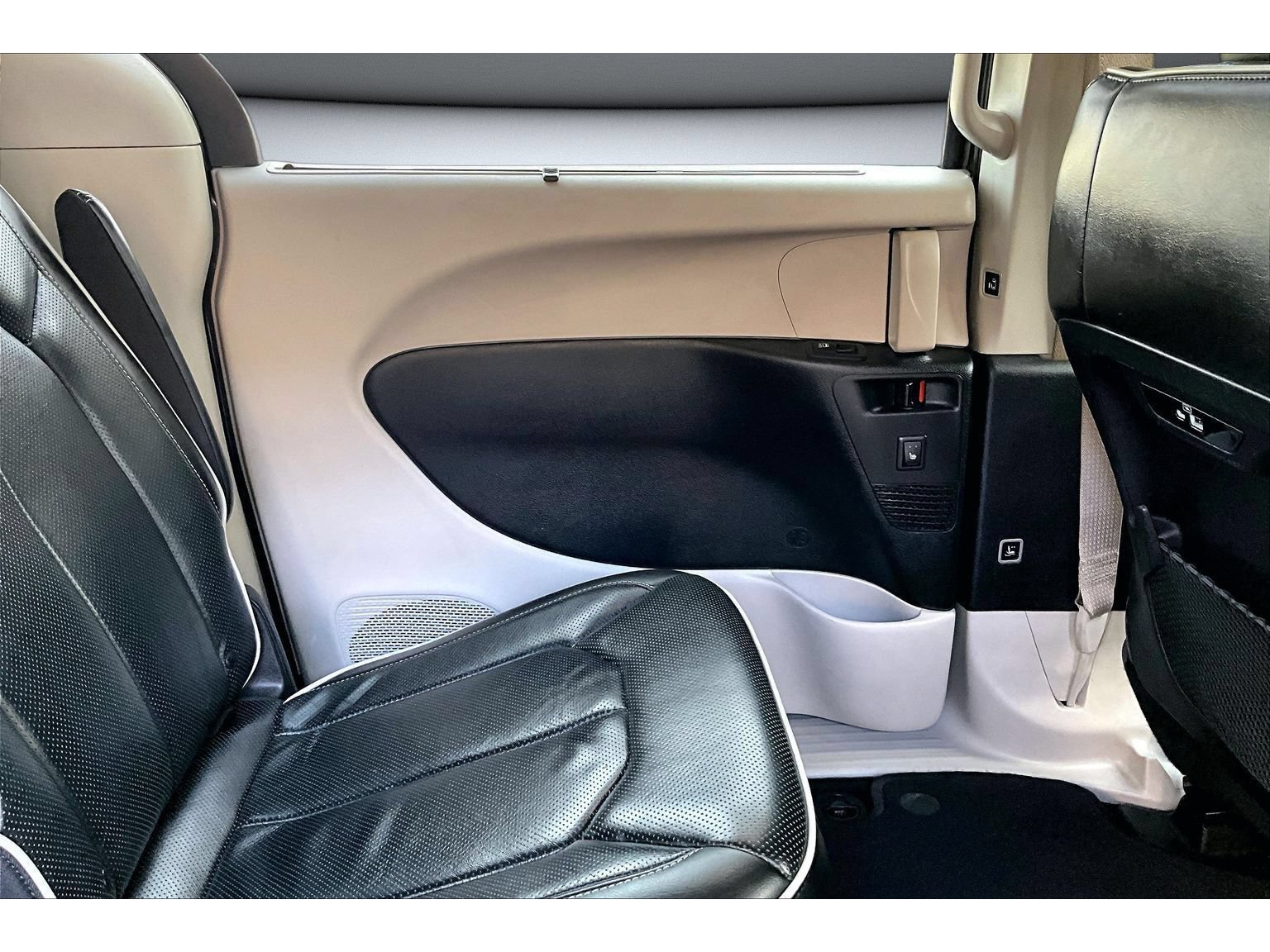 Used 2022 Chrysler Pacifica Limited FWD image 36