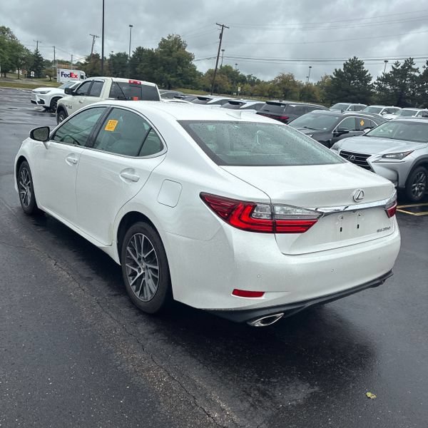 Used 2017 Lexus ES 350 w/ Luxury Package FWD image 3