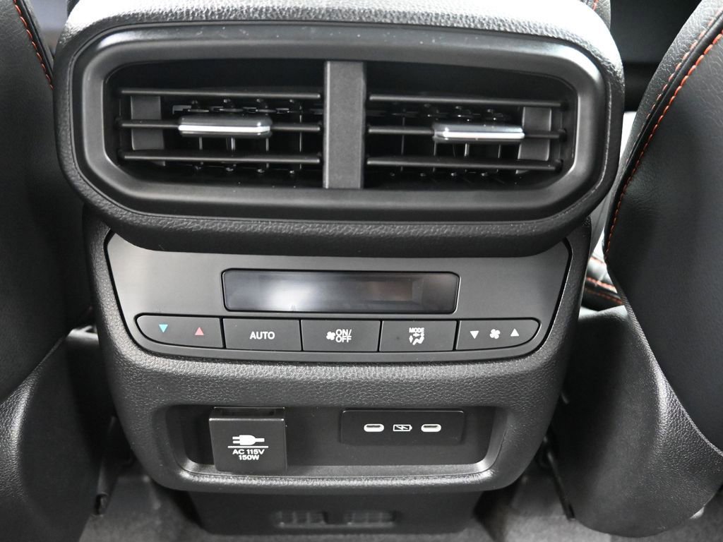 Used 2025 Honda Pilot TrailSport image 17
