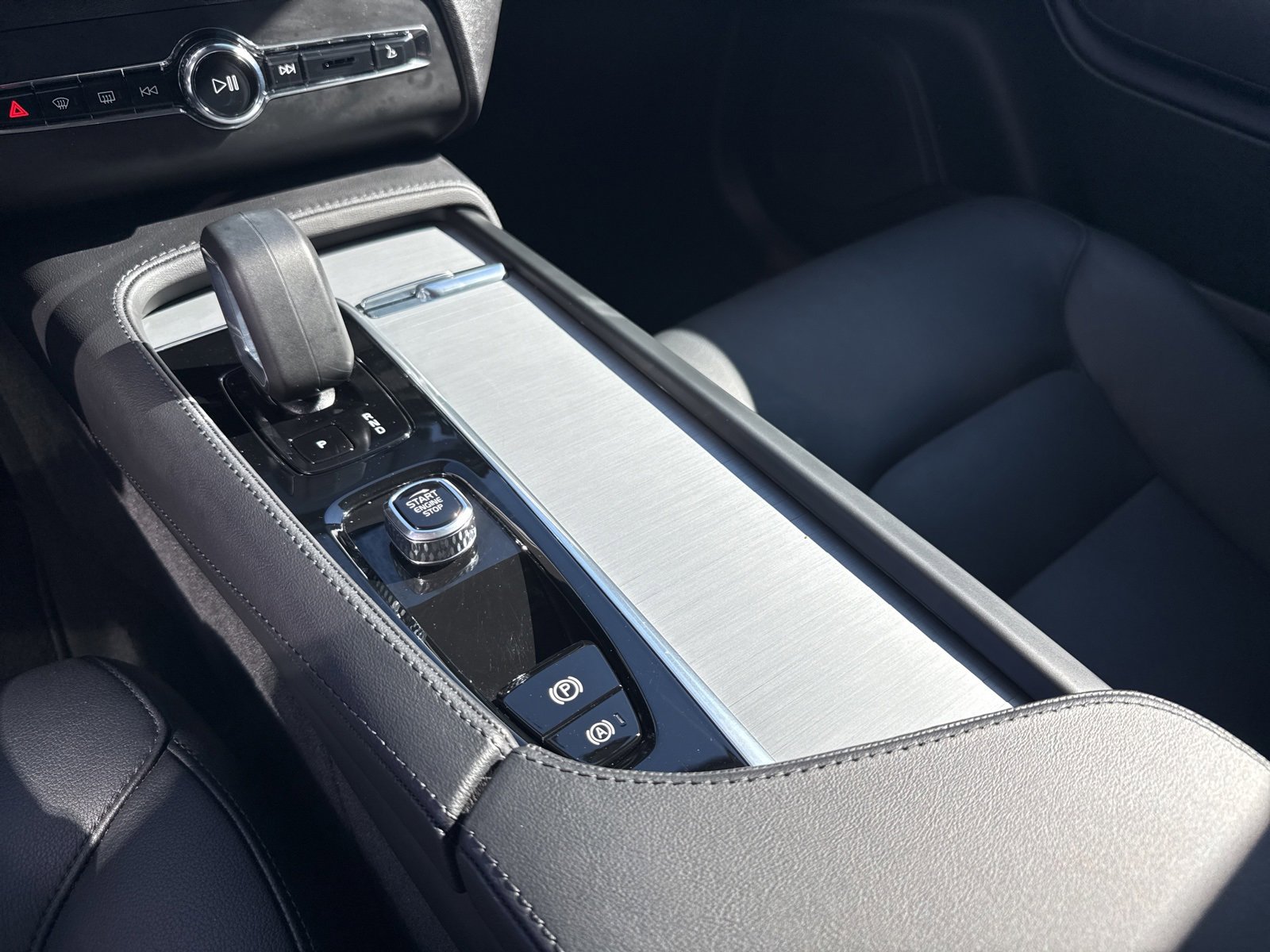 Used 2025 Volvo XC90 B5 Core image 24