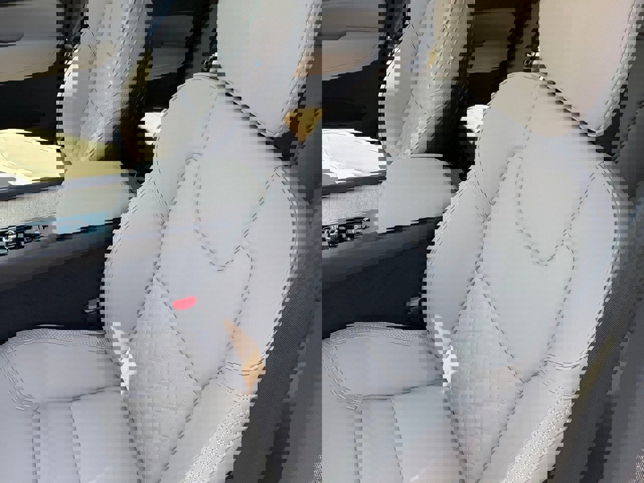 New 2026 Volvo XC60 B5 Plus w/ Protection Package Premier image 18