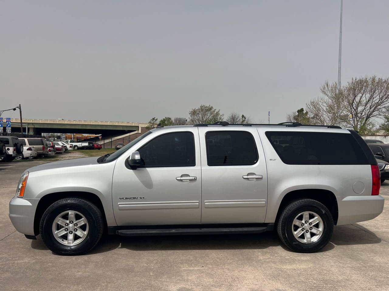 Used 2013 GMC Yukon XL SLT RWD image 3