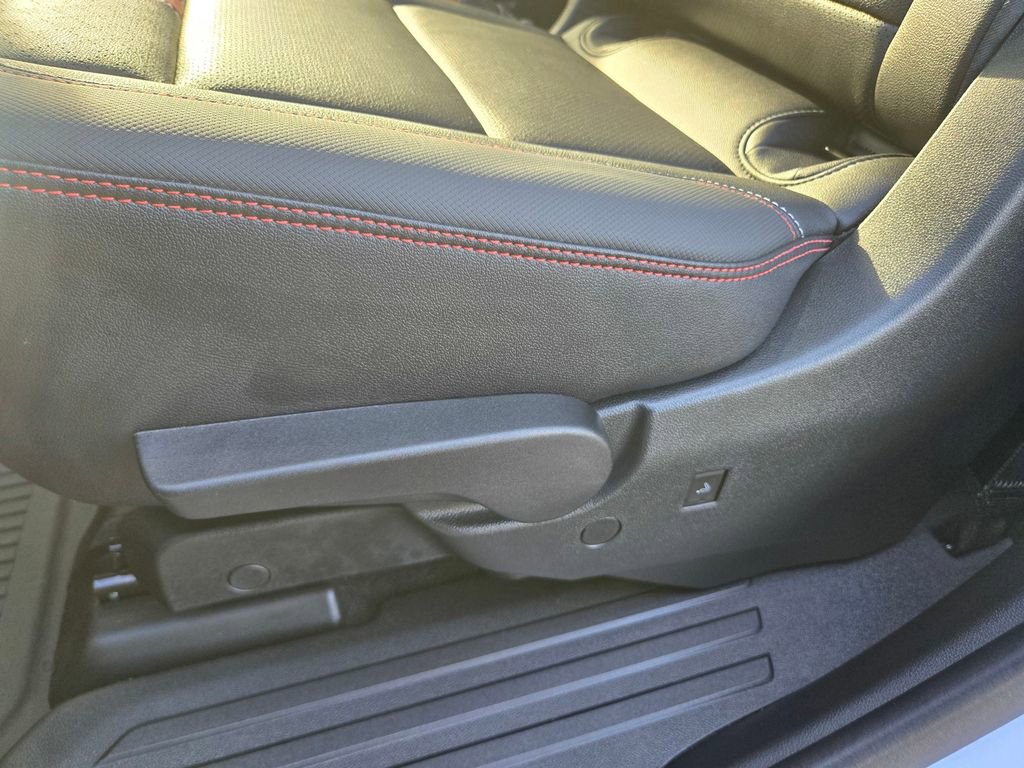 Used 2025 Chevrolet Traverse RS image 30