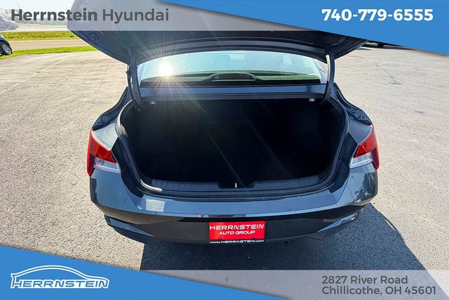 Used 2021 Hyundai Elantra SE FWD image 16