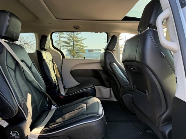 Used 2024 Chrysler Pacifica Limited image 11