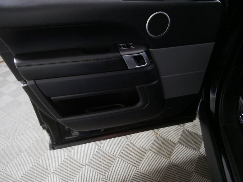 Used 2016 Land Rover Range Rover Sport SE image 14