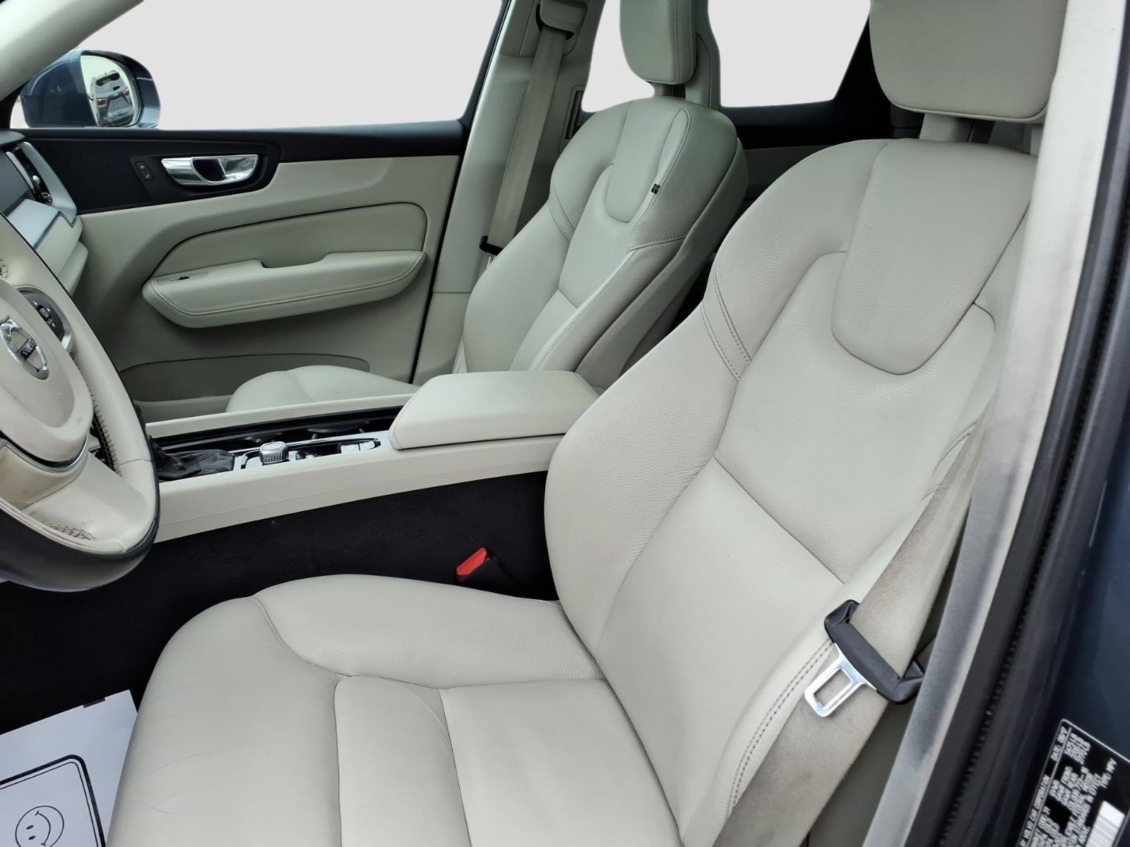 Used 2018 Volvo XC60 T6 Momentum w/ Convenience Package image 11