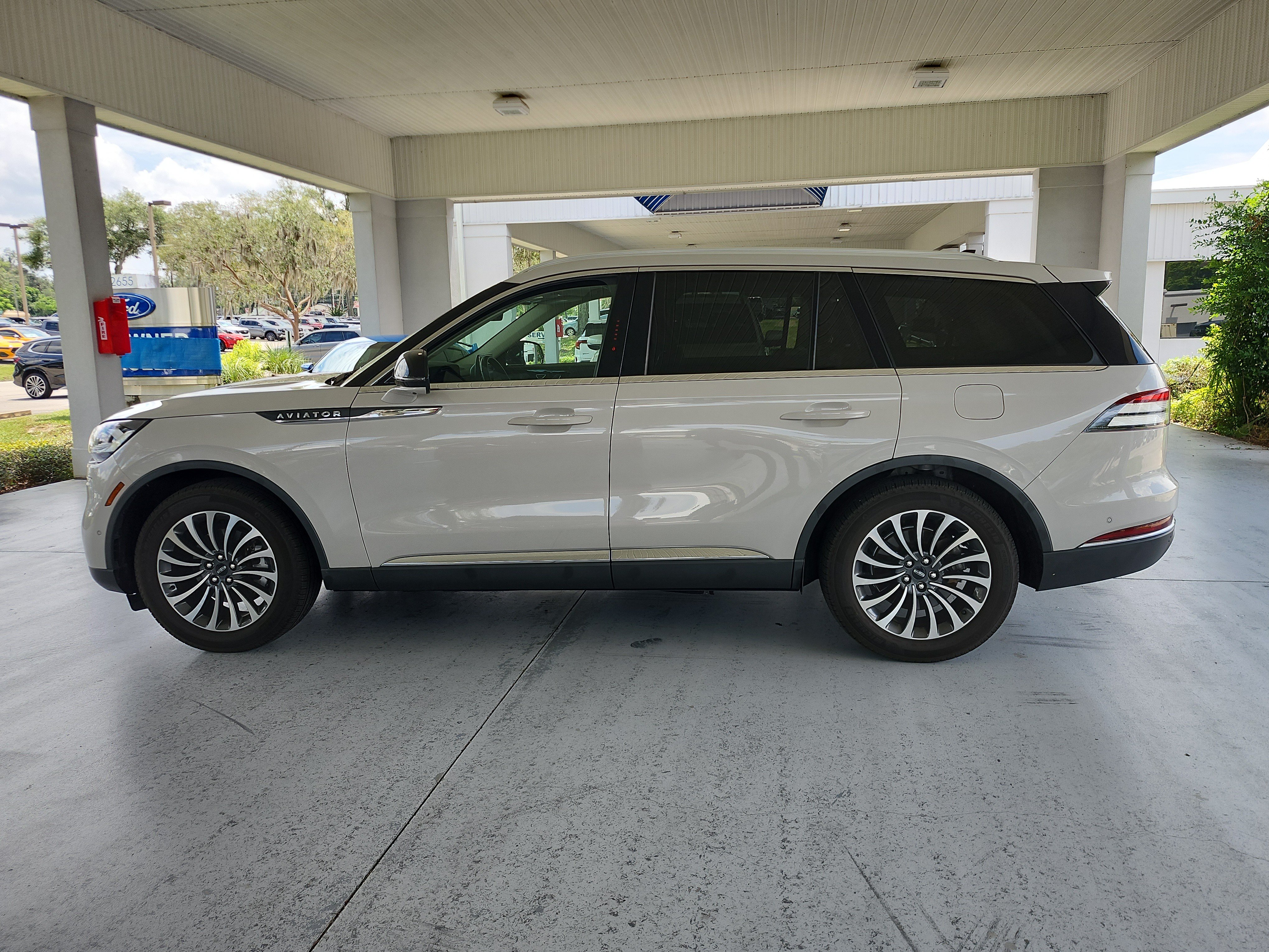 Used 2024 Lincoln Aviator Reserve RWD image 2