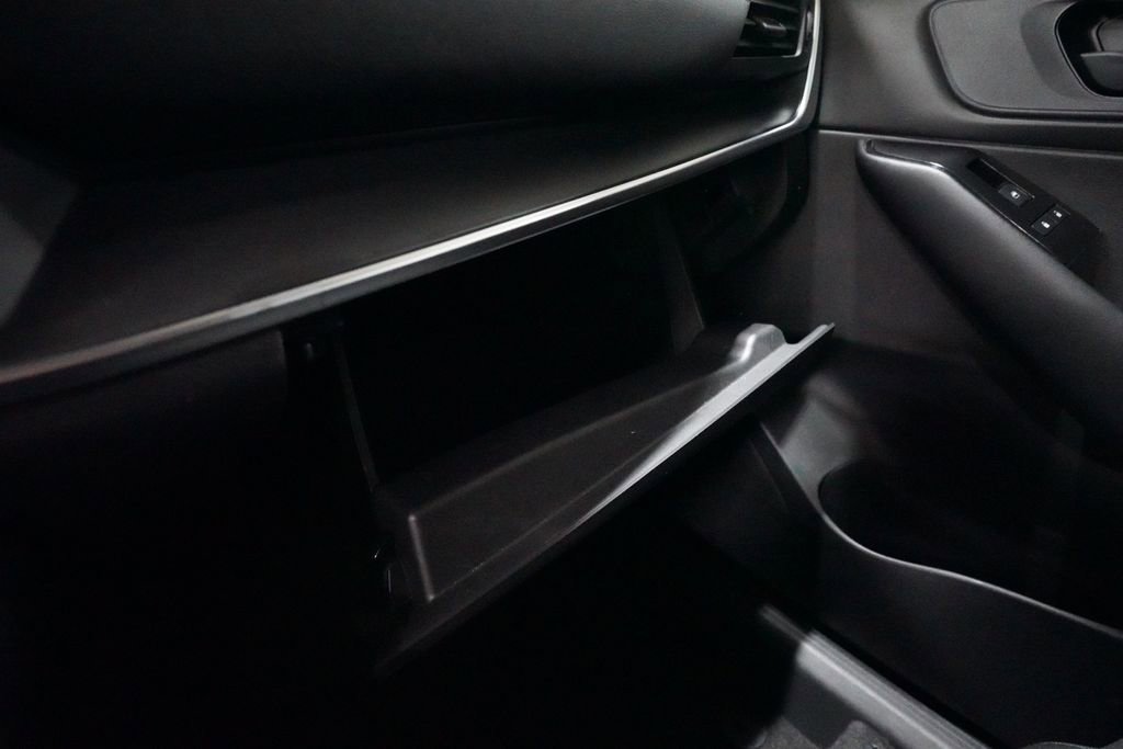 Used 2024 Nissan Rogue S image 29