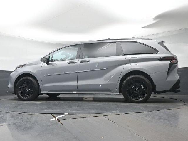 Used 2025 Toyota Sienna XLE Woodland Edition AWD/4WD image 39