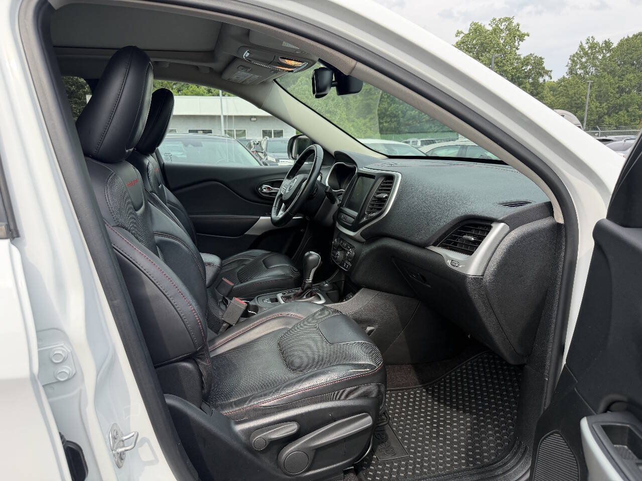 Used 2017 Jeep Cherokee Trailhawk AWD/4WD image 11