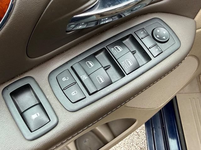 Used 2014 Chrysler Town & Country Touring FWD image 19