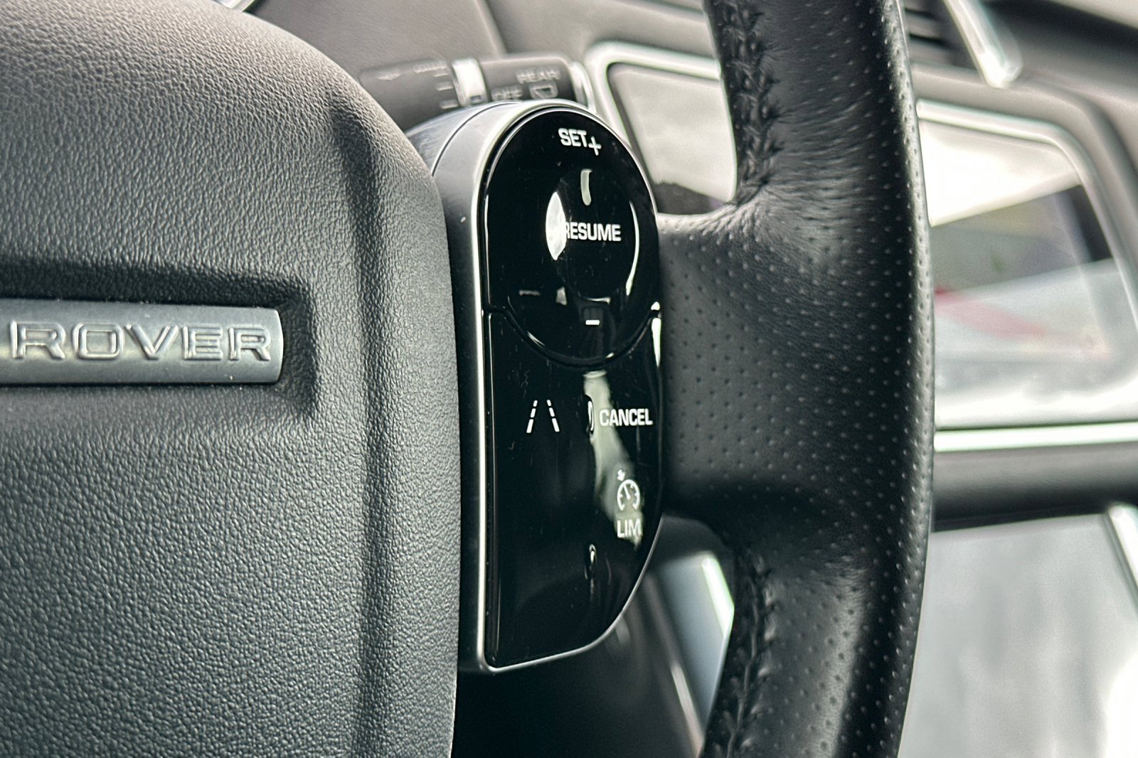 Used 2018 Land Rover Range Rover Sport SE image 29