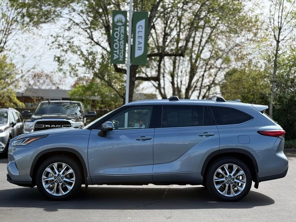 Used 2023 Toyota Highlander Limited image 2