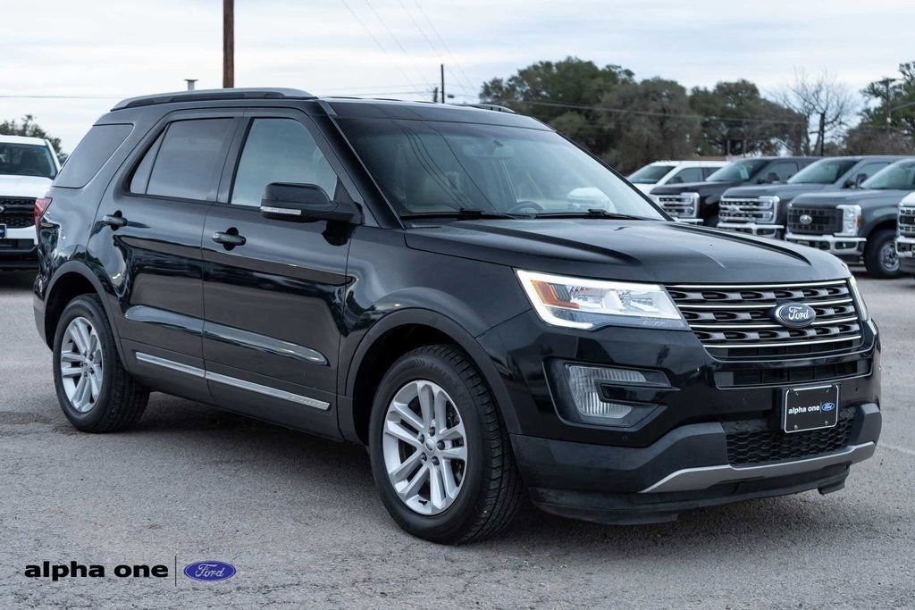 Used 2017 Ford Explorer XLT w/ Equipment Group 202A image 3