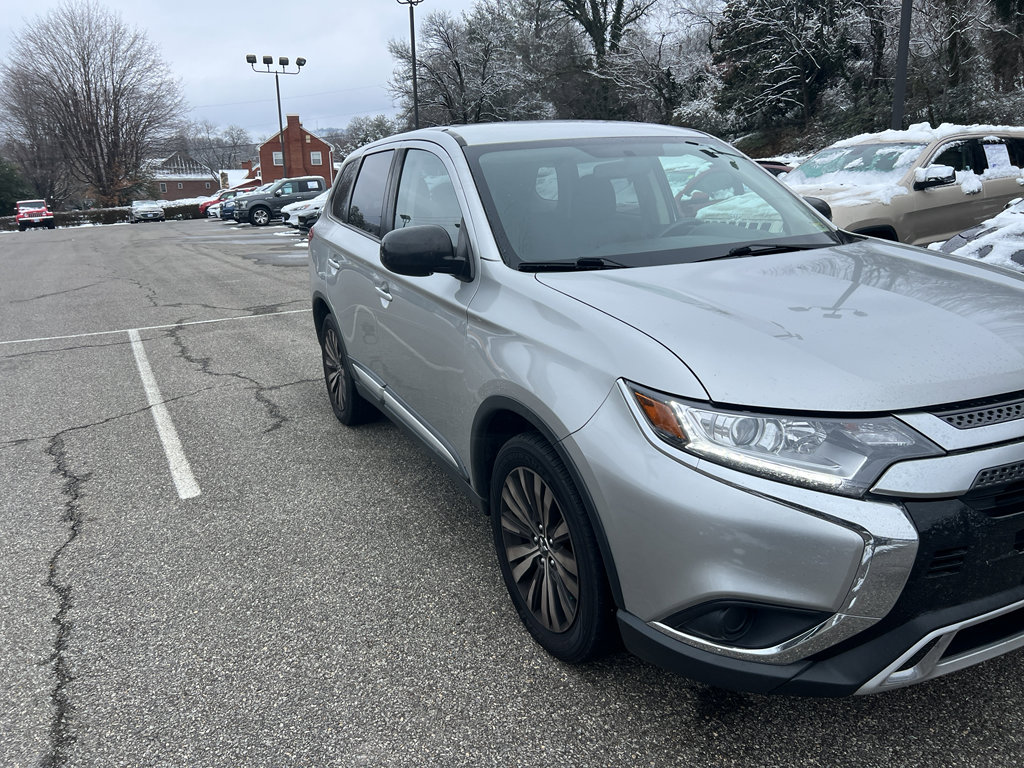 Used 2019 Mitsubishi Outlander ES image 2