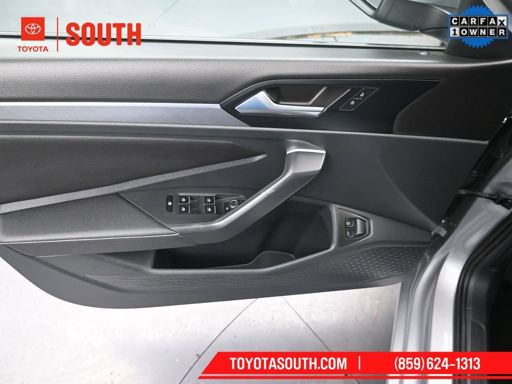 Used 2024 Volkswagen Jetta SE image 25