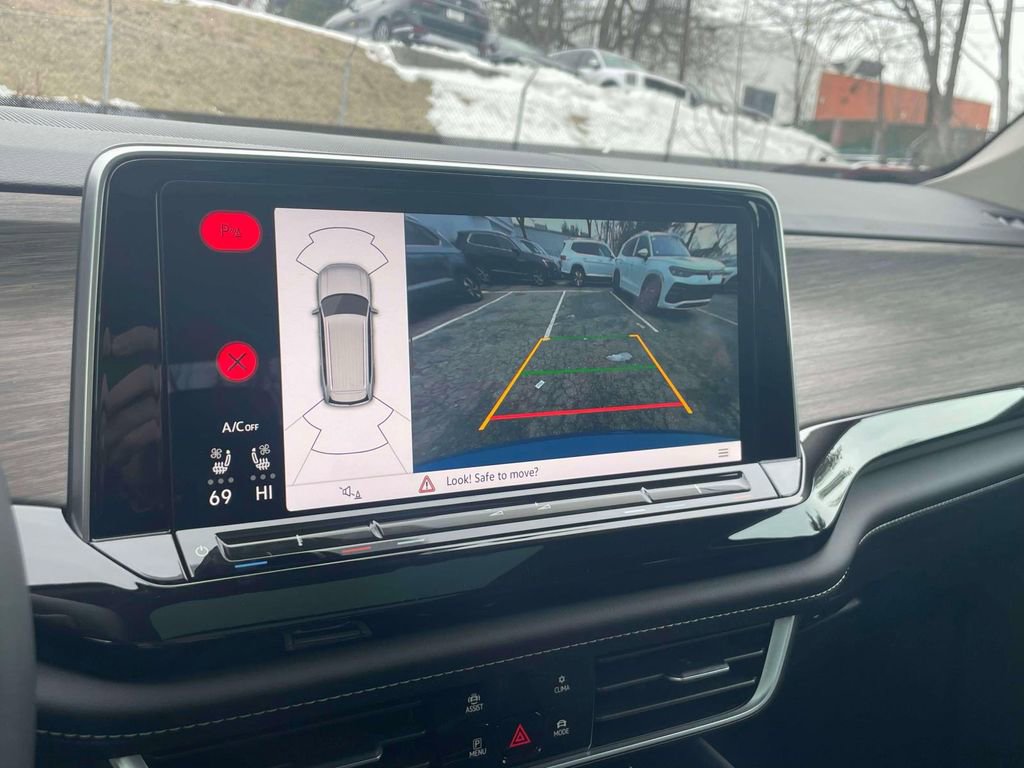 New 2025 Volkswagen Atlas SE image 28