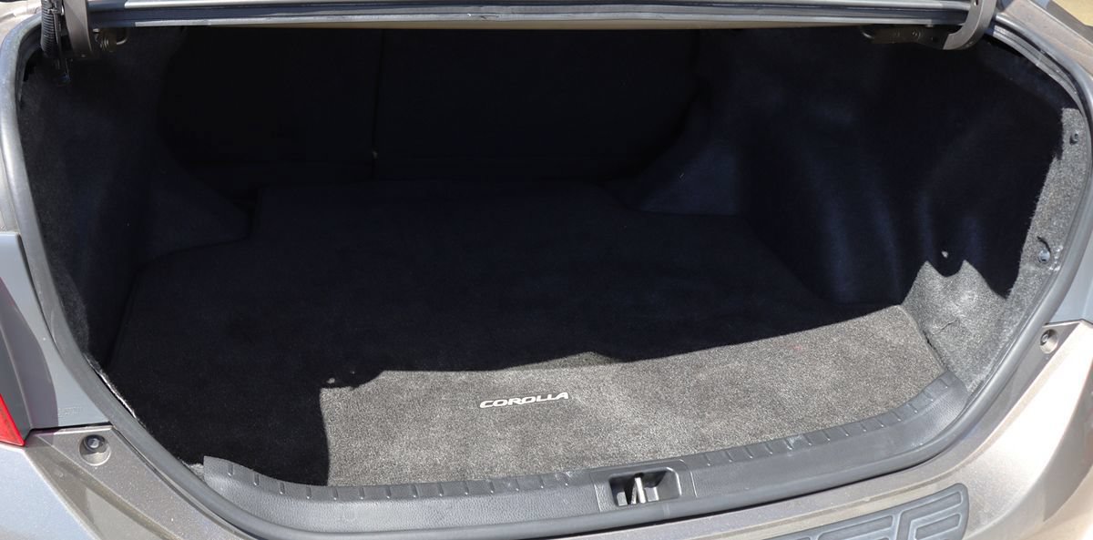 Used 2018 Toyota Corolla LE w/ Carpet Mat Package (TMS) FWD image 24